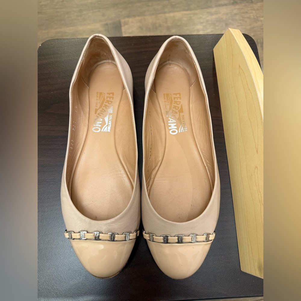 Salvatore Ferragamo Women's Pim Chain Flats Shoe Nude Size 7.5 Authentic